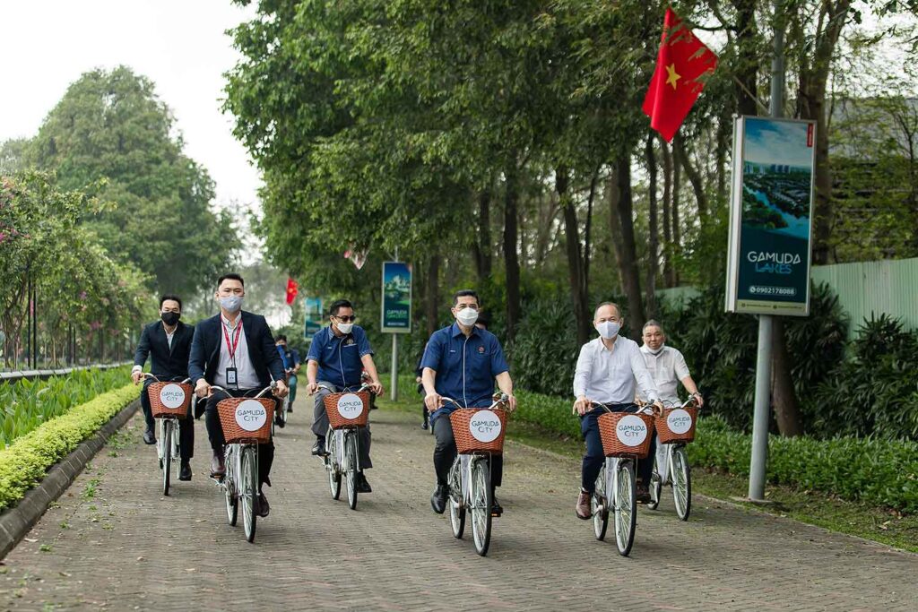 Minister of International Trade and Industry YB Dato’ Seri Mohamed Azmin Ali (fourth from left) recent visit to Gamuda City